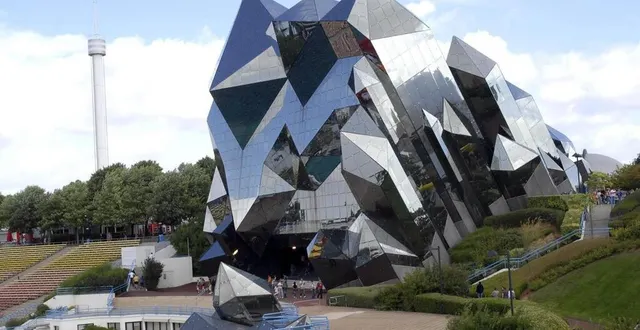 photo  le futuroscope, premier parc d’attractions créé´ en france en 1987, propose plus de 40 attractions et spectacles.  &copy;  archives co - marie delage 