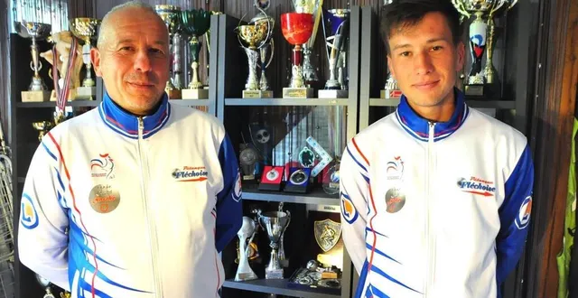 photo  sébastien cissé ici avec l’un de ses deux fils, jimmy, devant les nombreux trophées et coupes remportés par la famille.  &copy;  le maine libre 