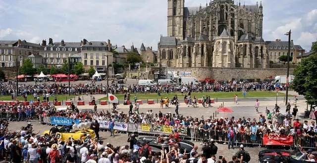 photo  ce vendredi 14 juin 2024, le public a rendez-vous avec les pilotes des 24h du mans à l’occasion de la grande parade dans les rues du mans.  &copy;  marc ollivier / archives ouest-france 