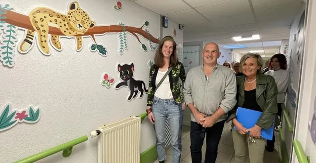 photo  de gauche à droite : la dessinatrice camille skrzynski, le président de l’association un geste un rêve un sourire, philippe léon, et la directrice de l’institut médico-éducatif anaïs de la chapelle-près-sées, isabelle gueluy-proust, dans le couloir décoré, inauguré mardi 11 juin 2024.  &copy;  ouest-france 