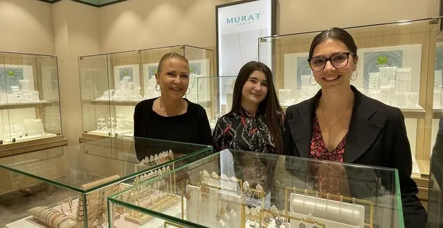 photo  de gauche à droite : laurence hérisson, 54 ans, gérante, célia fournier, 18 ans, et léa creste, 21 ans, vendeuses.  &copy;  ouest-france 