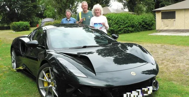 photo  piet et sue summerfild sont des fidèles des 24 heures du mans et du camping de beaumont. cette année, ils sont venus avec leur ami victor pritshard.  &copy;  ouest-france 