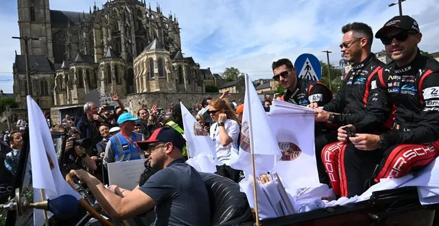 photo  ce sont les vainqueurs de l’hyperpole, les pilotes de la porsche n°6, qui ont lancé la parade.  &copy;  le maine libre - denis lambert 