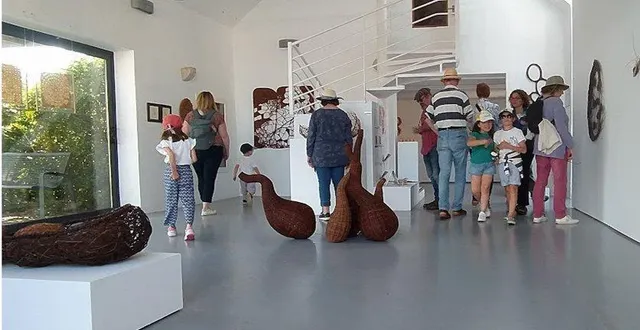 photo  opus#5 a attiré environ 1 500 personnes, dimanche, à moulinsart. un programme varié de musiques, peintures, arts, cirque a drainé le public au centre d’art, notamment l’exposition de myriam roux, « graines de vie et pollens ». elle a initié au tressage d’osier.  &copy;  alexandra bouleau 