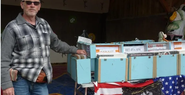photo  dominic, originaire de la région du mans, collectionne les vinyles. il présentait un stand à l’occasion du festival festi’chansons, dimanche.  &copy;  ouest-france 