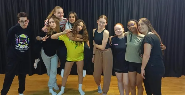 photo  la section danse de l’accla présente son gala, ce samedi, à la salle harvenght-lambert, à partir de 20 h 30. ils seront quarante-quatre, danseuses et danseurs de 4 à 30 ans, répartis dans les dix-sept tableaux pour deux heures de spectacle. costumes, son et lumière, grand écran, tout est prévu pour que la soirée soit enchanteresse. une dernière répétition générale est prévue samedi matin.  &copy;  ouest-france 