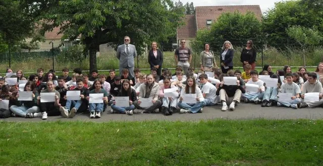 photo  c’est gilles bonal, directeur de la banque de france, qui a remis les passeports educfi aux collégiens.  &copy;  le maine libre 