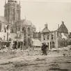 photo la place du marché (au premier plan) et la place saint-germain après les bombardements de juin 1944.