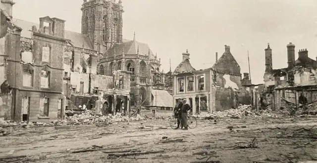 photo  la place du marché (au premier plan) et la place saint-germain après les bombardements de juin 1944.  &copy;  collection françois boscher 
