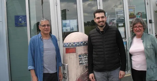 photo  rémi pasquet (au centre) travaille avec nathalie thiébaud et dominique ragneau, sur ce musée si spécial.    &copy;  le maine libre 