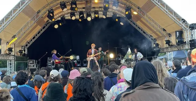 photo  peu après 20 h, aliocha schneider est monté sur scène. outre ses chansons interprétées devant un parterre de fans, il a proposé une reprise du tube de nino ferrer, « le sud ».  &copy;  ouest-france 