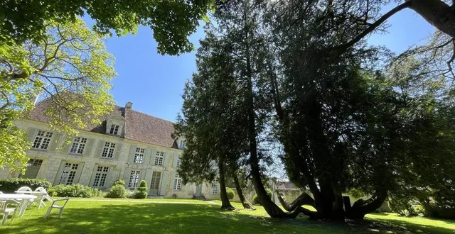 photo  le manoir de loisail, qui possède un parc magnifique avec de vieux arbres, a été acheté par monique et frédéric marlière peu avant la crise sanitaire de 2019.  &copy;  ouest-france 