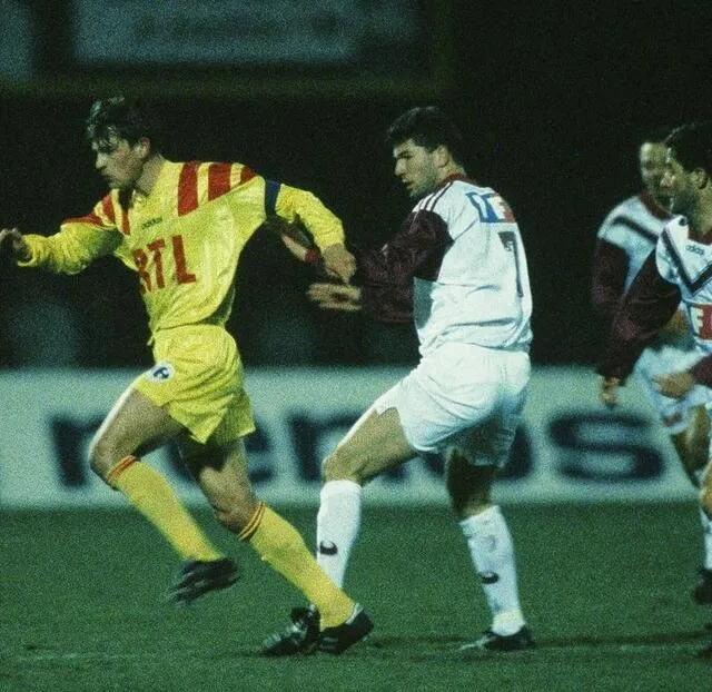 photo en février 1994, zinédine zidane (au centre) foulait la pelouse du stade léon-bollée.  ©  archives le maine libre - denis lambert