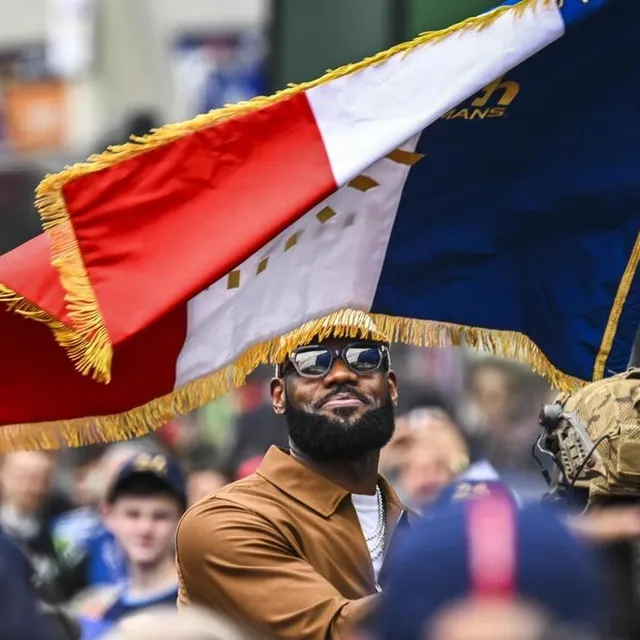 photo lebron james donnait le départ du centenaire des 24 heures du mans le 10 juin 2023.  ©  archives le maine libre - denis lambert