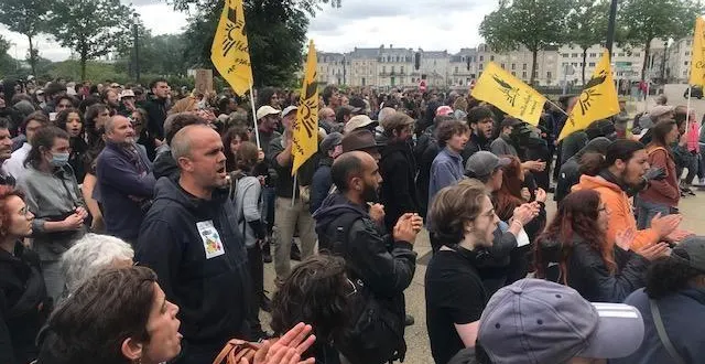 photo  environ 400 personnes ont participé à une manifestation contre la présence de l’entreprise blancs de l’ouest au sein des halles gourmandes.  &copy;  ouest-france 