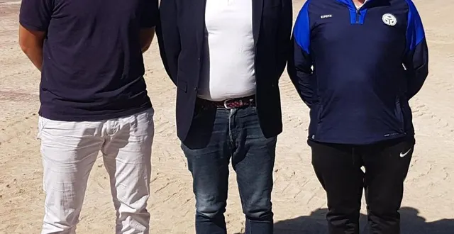 photo  les représentants du smos foot et philippe kerebel, adjoint au maire, au centre.  &copy;  co 