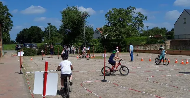 photo  82 écoliers ont été sensibilisés au respect des règles de sécurité routière dans le cadre du dispositif savoir rouler à vélo  &copy;  le maine libre 