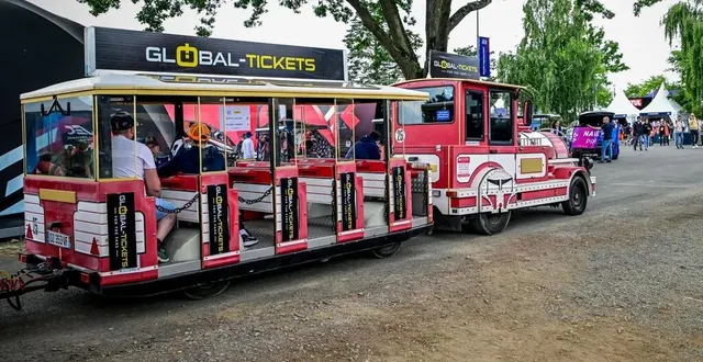 photo  dans l’enceinte du circuit des 24 heures, plusieurs petits trains permettent aux spectateurs de se déplacer au milieu de la foule de piétons.  &copy;  photo le maine libre - yvon loué 