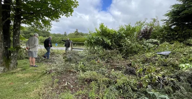 photo  le docteur ivan stanilov chez qui la voiture a fini sa course, montre au maire et à l'adjoint de neauphe-sous-essai, quelle a dû être la trajectoire du véhicule.  &copy;  ouest-france 