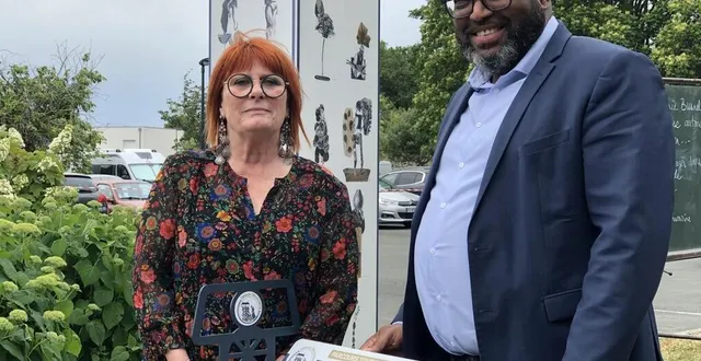 photo  chantal jeoffroy, adjointe à la culture, et lamine naham, maire de trélazé, devant le point de départ du nouveau parcours touristique de la ville, qui retrace le patrimoine industriel et ardoisier de la commune.  &copy;  co – emmanuel poupafd 