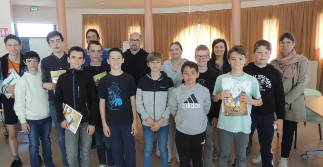 photo  les jeunes récipiendaires du concours interne du collège, avec leurs professeurs et enzo chassegnard (3e à gauche, au 1er rang)  &copy;  ouest-france. 