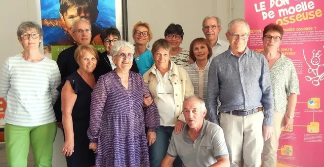 photo  des adhérents d’adot 72 : le vice-président jean-pierre berger, deuxième en partant de la gauche, sandrine lagrée, quatrième en partant de la gauche, le président christophe bigot et la secrétaire ghislaine loriot, debout à droite.  &copy;  ouest-france 