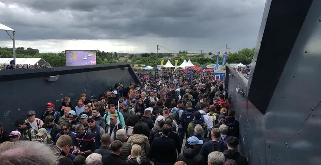 photo  le temps maussade n’a pas dissuadé le public de venir en grand nombre sur le circuit.  &copy;  photo le maine libre 