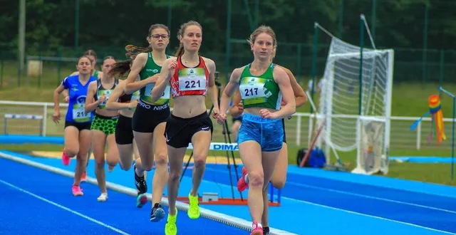 photo  sur le 800 m femmes, jade martin (à gauche) s’impose alors qu’axelle fays (à droite) termine au pied du podium.  &copy;  archives le maine libre 