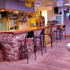 photo l’intérieur du bar est aménagé et prêt à l’emploi.
