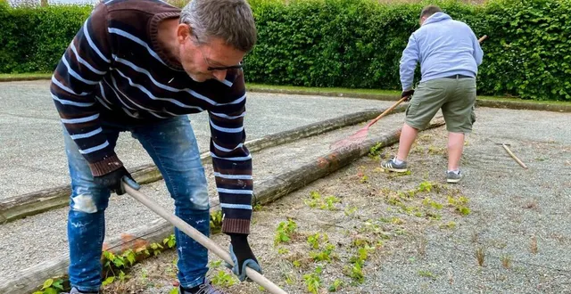 photo  en arrière-plan, le premier terrain de pétanque est désherbé. au premier plan, les bénévoles raclent et arrachent pour permettre aux joueurs de pouvoir tirer ou pointer.  &copy;  ouest-france 