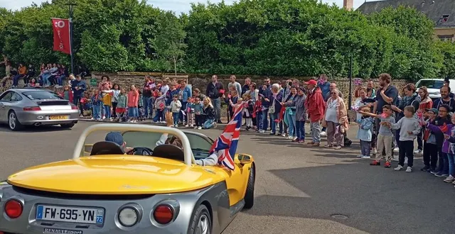 photo  moment de partage pour le passage de la cavalcade du classic british welcome, vendredi. la sortie de l’école a été avancée pour permettre aux enfants de voir passer les quarante voitures de sport, accompagnées de motards en harley davidson. drapeaux en main pour saluer les voitures, portables pour immortaliser l’instant… un bon moment de convivialité.  &copy;  ouest-france 