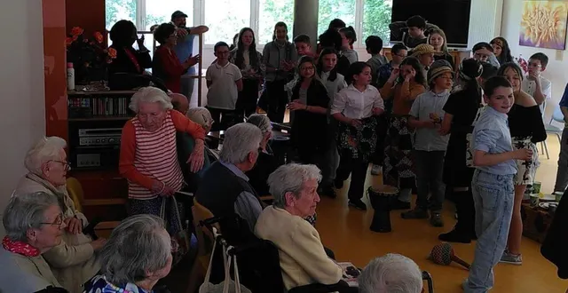 photo  les collégiens et résidents de l’ephad ont apprécié ce moment d’échange.  &copy;  ouest-france 