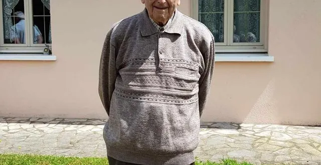 photo  devant sa maison, robert gaignard témoigne de son attachement profond et de son indépendance à toute épreuve.  &copy;  le maine libre 