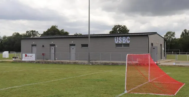 photo  la ville de bazouges-cré-sur-loir envisage d’installer des panneaux solaires sur les toits du bâtiment des vestiaires du stade de football et de la salle des fêtes.  &copy;  ouest-france 