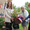 photo  de gauche à droite : corinne hoorelbeke, nièce du fils du résistant maurice lefrançois ; agnès laigre, maire et conseillère départementale, et catherine coriat everett, fille de la fiancée de pierre llorca, lors du dépôt de gerbe au pied de la plaque mémorielle. 
