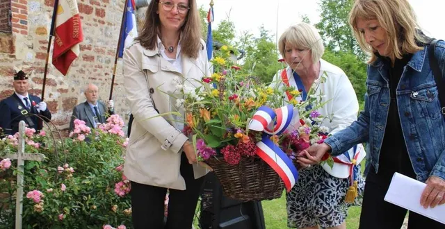 photo  de gauche à droite : corinne hoorelbeke, nièce du fils du résistant maurice lefrançois ; agnès laigre, maire et conseillère départementale, et catherine coriat everett, fille de la fiancée de pierre llorca, lors du dépôt de gerbe au pied de la plaque mémorielle.  &copy;  ouest-france 