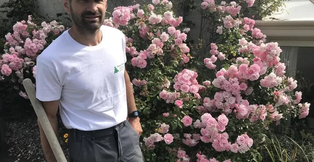 photo  bertrand maudet devant son nouveau bâtiment à la flèche, livré en 2024.  &copy;  le maine libre 