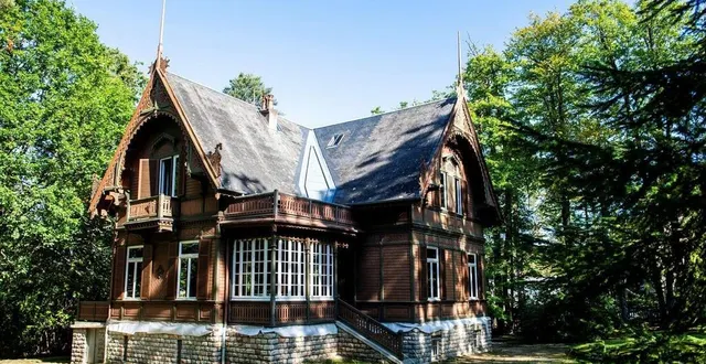 photo  le chalet suédois a été installé à bagnoles-de-l’orne en 1890.  &copy;  thomas bregardis / ouest-france 