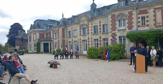 photo  orme de saint-hilaire, arrière-petit-fils du comte et de la comtesse de touchet, fait lecture du témoignage de sa grand-mère, élisabeth dufresne, livré en 2004.  &copy;  ouest-france 