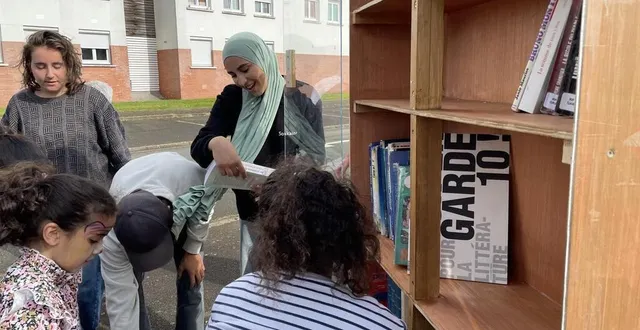 photo  soukaïna (en arrière-plan), l’une des trois organisatrices principales de la grande fête populaire au saint-laurent, aide à la mise en place des livres.  &copy;  le maine libre 