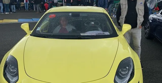 photo  pascal moreau a exposé pour la première fois au virage de mulsanne avec son alpine.  &copy;  le maine libre 