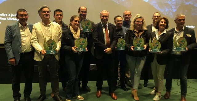 photo  françois gemenne, entouré des neuf structures qui ont participé à l’atelier environnement.  &copy;  ouest-france 