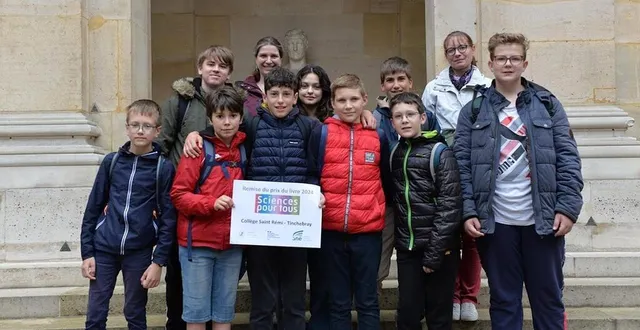photo  chaque élève a reçu un livre sur l’histoire de l’académie des sciences.  &copy;  dr 