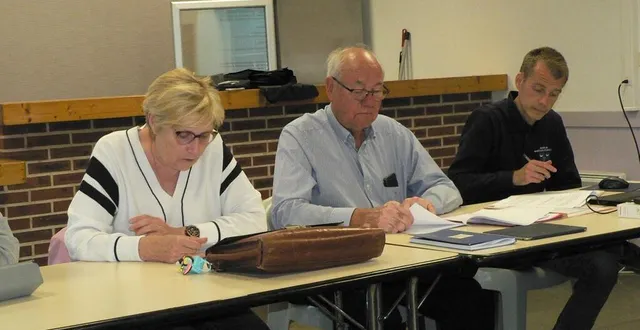 photo  de gauche à droite : anne-marie garnier, première adjointe, francis belluau, maire, et jonathan cholet, directeur général des services.  &copy;  ouest-france 