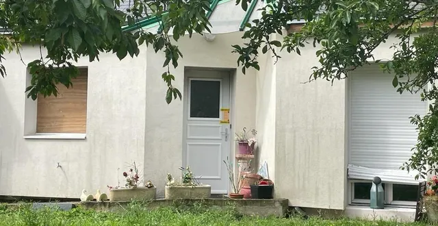 photo  dans cette petite maison enfumée, les sapeurs-pompiers ont découvert le corps d’une femme de 88 ans, ce lundi à auvers-le-hamon.  &copy;  le maine libre 