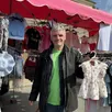 photo  arnaud piriou vend sur le marché d’argentan (orne) des vêtements pour enfant. 