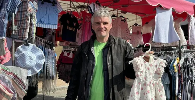 photo  arnaud piriou vend sur le marché d’argentan (orne) des vêtements pour enfant.  &copy;  ouest-france 