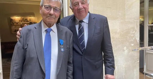 photo  gérard larcher a remis les insignes de chevalier dans l’ordre national du mérite à jean-luc adda, président du tribunal de commerce d’alençon, à gouffern-en-auge  &copy;  ouest-france 