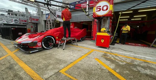 photo  pas le temps de trop fêter les victoires, ici, au mans. il faut déjà penser à la course suivante et ranger le matériel.  &copy;  ouest-france 