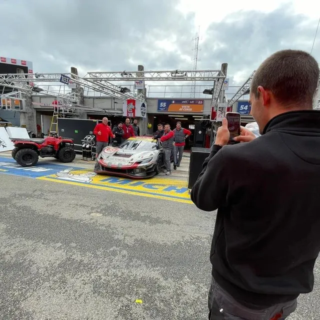 photo ambiance détendue, au lendemain de la course, chez af corse.  ©  ouest-france